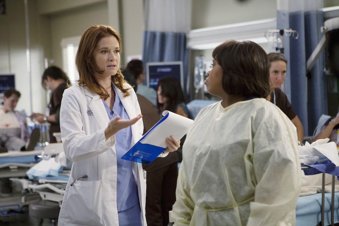 April (Sarah Drew, l.) ist völlig überfordert von ihrem neuen Job als Stationsärztin und hofft auf Hilfe von Bailey (Chandra Wilson, r.). Doch wi... - Bildquelle: ABC Studios