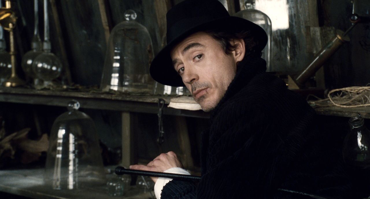 "Das Spiel hat begonnen": Sherlock Holmes (Robert Downey Jr.) muss seinem ärgsten Widersacher das schmutzige Handwerk legen ... - Bildquelle: Warner Brothers