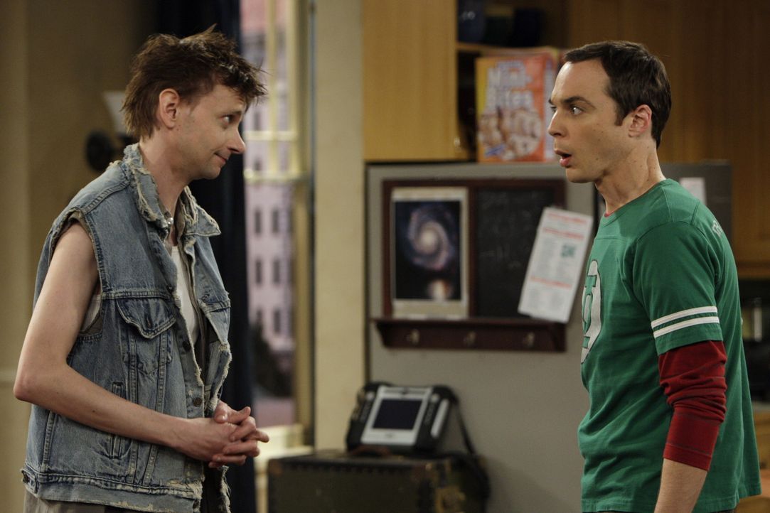Toby (D.J. Qualls, l.) spielt bei der Lügengeschichte mit und zieht bei Leonard und Sheldon (Jim Parsons, r.) ein. Angetan von Pennys Mitgefühl wi... - Bildquelle: Warner Bros. Television