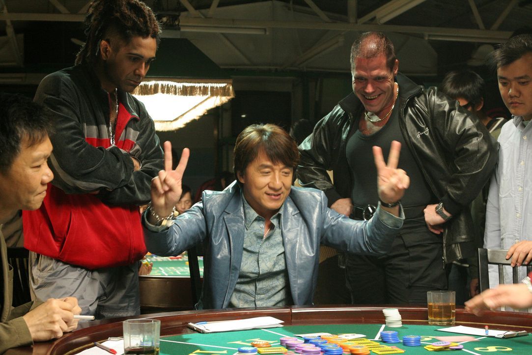 Da der Einbrecher Thongs (Jackie Chan, M.) seine Beute-Einkünfte regelmäßig beim Glücksspiel verprasst und sein Kompagnon Octopus seine Moneten...