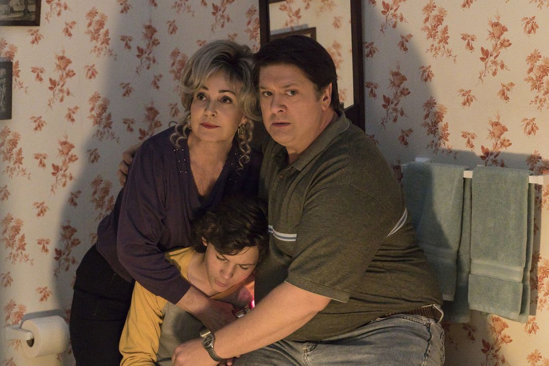 Ein Tornado schweißt Meemaw (Annie Potts, l.), Georgie (Montana Jordan, M.), George Sr. (Lance Barber, r.) und den Rest der Familie enger zusammen .... - Bildquelle: Warner Bros. Television