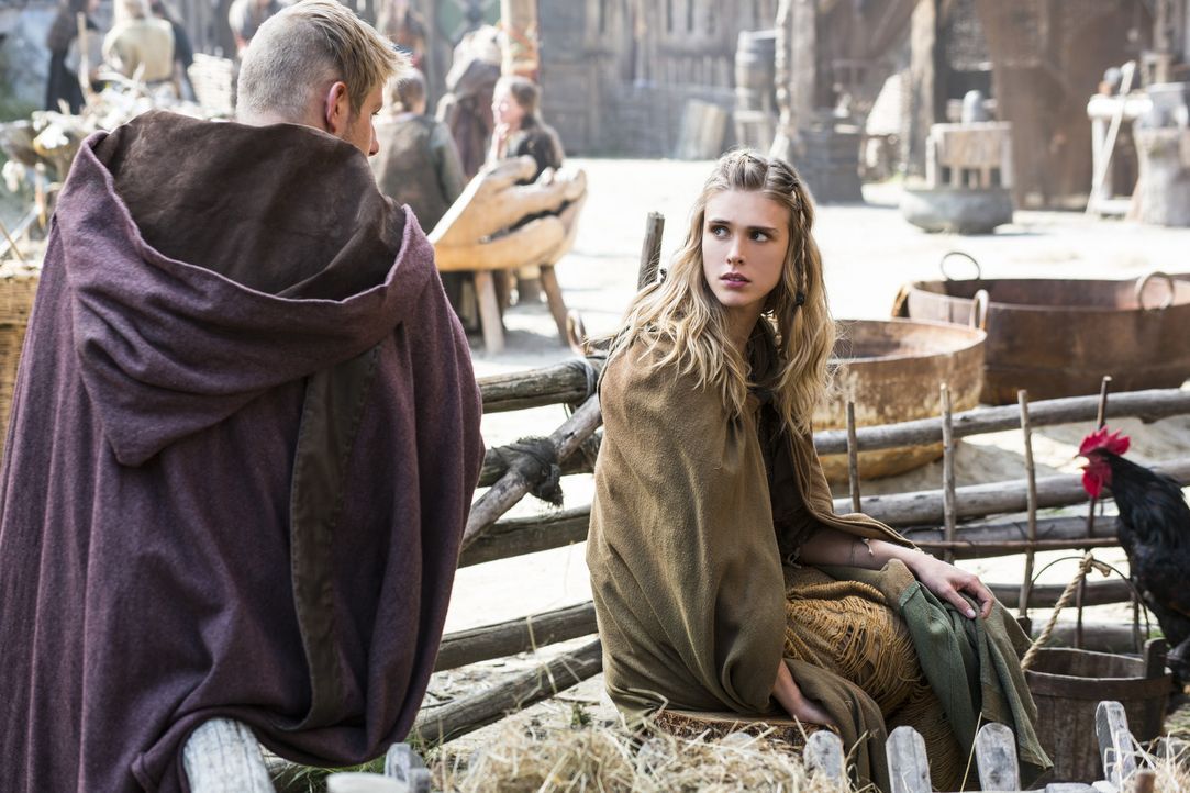 Während Lagertha sich gegen ihren Ehemann zur Wehr setzen muss, findet Bjorn (Alexander Ludwig, l.) in Kattegat Gefallen an Porunn (Gaia Weiss, r.)... - Bildquelle: 2014 TM TELEVISION PRODUCTIONS LIMITED/T5 VIKINGS PRODUCTIONS INC. ALL RIGHTS RESERVED.