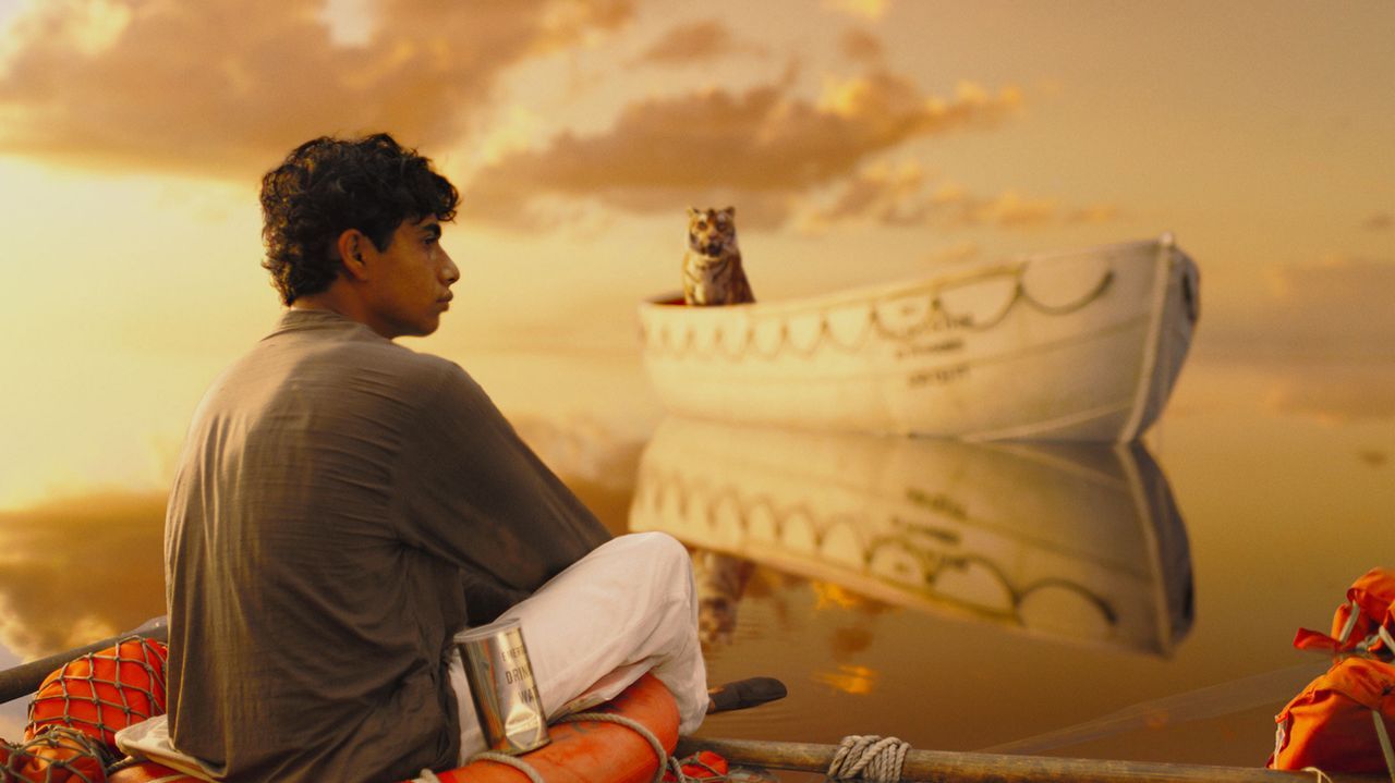 Nur in dem selbstgebauten Beiboot ist Pi (Suraj Sharma) vor dem hungrigen bengalischen Tigern in Sicherheit, bis zu dem Tag, an dem er beschließt, s... - Bildquelle: 2012 Twentieth Century Fox Film Corporation. All rights reserved.