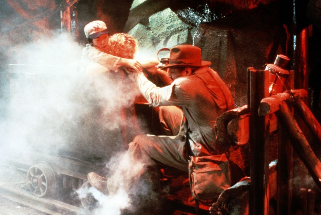 Mit Schusters Rappen versucht Indiana Jones (Harrison Ford, r.) die Lore, die gefährlich schwankend durch die unterirdischen Minen Achterbahn fähr... - Bildquelle: Paramount Pictures