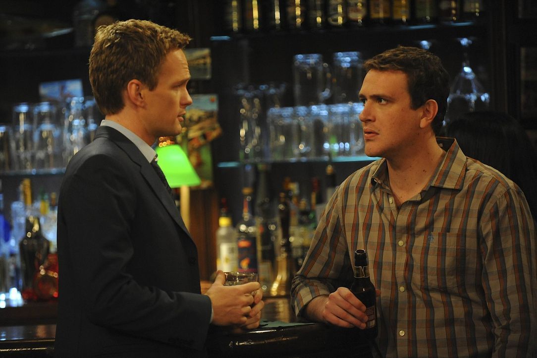 Während Ted feststellen muss, dass er von Marshall (Jason Segel, r.) und Barney (Neil Patrick Harris, l.) seit längerer Zeit belogen wurde, versuc... - Bildquelle: 20th Century Fox International Television