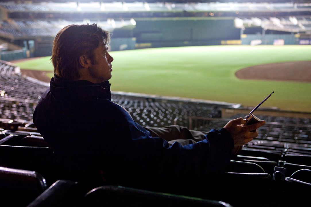 Einst war Billy Beane (Brad Pitt) ein hochgehandelter Nachwuchsstar des Baseballs, doch seine Karriere verlief nicht zufriedenstellend. Nun ist er a... - Bildquelle: 2011 Columbia TriStar Marketing Group, Inc.  All rights reserved.
