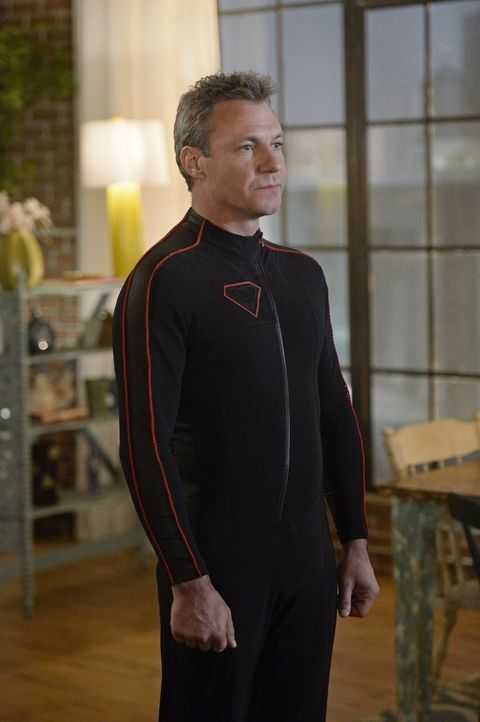 Non (Chris Vance) wird zu einer ernsthaften Bedrohung für Kara alias Supergirl ... - Bildquelle: 2015 Warner Bros. Entertainment, Inc.