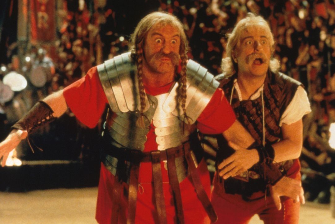 Um den Druiden zu befreien, müssen sich Asterix (Christian Clavier, r.) und Obelix (Gérard Depardieu, l.) in die Höhle des Löwen begeben ... - Bildquelle: Constantin Film
