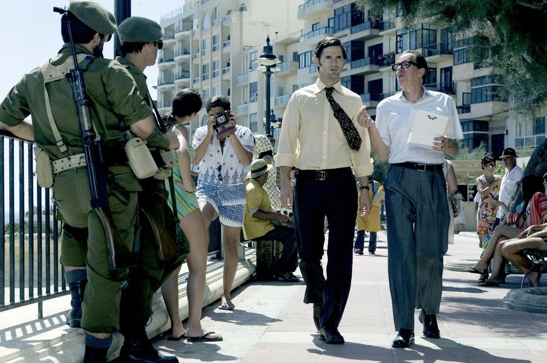 Wenige Tage nach dem Massaker von München wird der Geheimdienstoffizier Avner (Eric Bana, l.) von einem Mossad-Offizier namens Ephraim (Geoffrey Ru... - Bildquelle: 2005 UNIVERSAL STUDIOS and DREAMWORKS LLC.