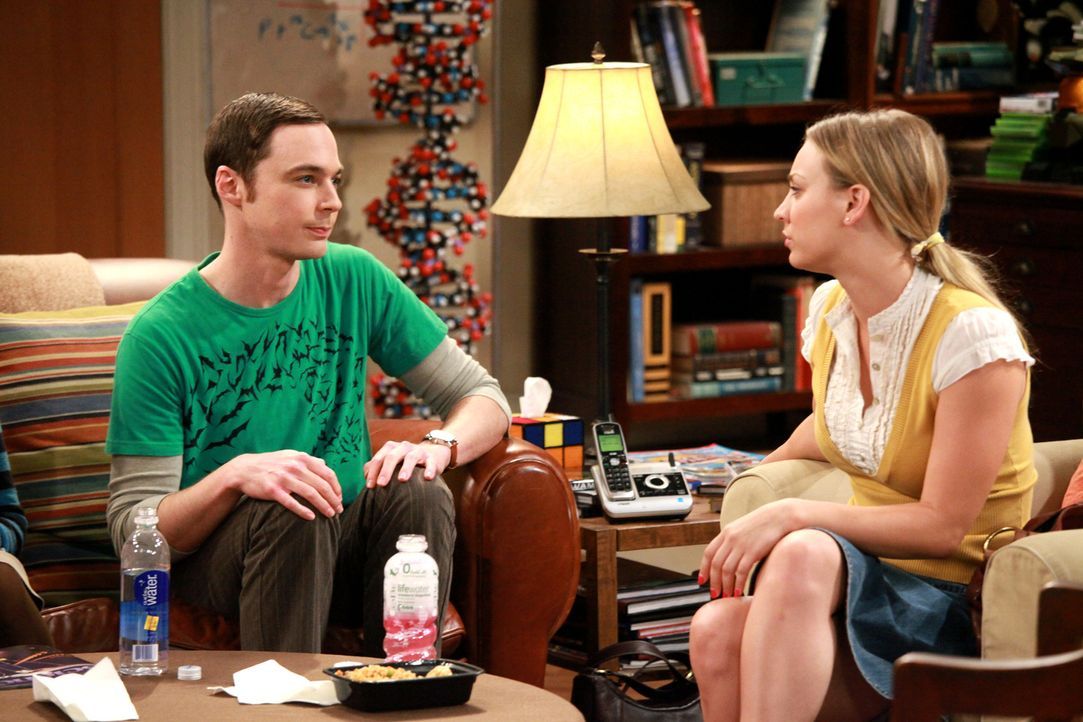 Irgendwie sind sie gute Freunde: Penny (Kaley Cuoco, r.) und Sheldon (Jim Parsons, l.) ... - Bildquelle: Warner Bros. Television