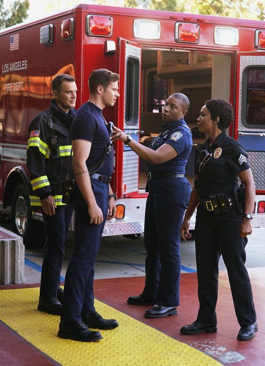Bobby (Peter Krause, l.) und Hen (Aisha Hinds, 2.v.r.) versuchen zu vermitteln, als es zwischen dem jungen Buck (Oliver Stark, 2.v.l.) und Detective... - Bildquelle: Richard Foreman 2018 Fox and its related entities.  All rights reserved./Richard Foreman Jr.