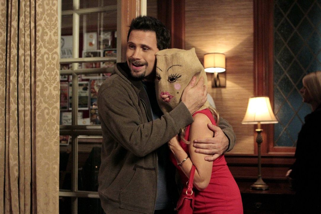 Ein ganz besonderer Valentinstag wartet auf Dallas (Cheryl Hines, r.) und George (Jeremy Sisto, l.) ... - Bildquelle: Warner Brothers