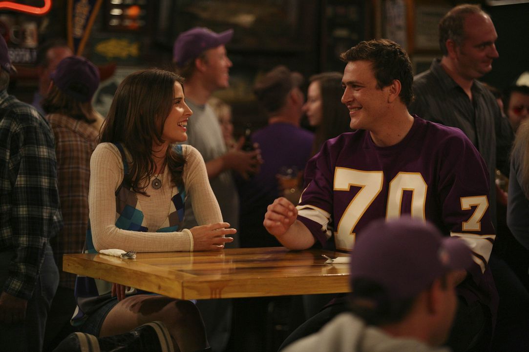 Da Robin (Cobie Smulders, l.) in diesem Jahr besonders unter Heimweh leidet, nimmt Marshall (Jason Segel, r.) sie mit in eine Bar, die ihn an seine... - Bildquelle: 20th Century Fox International Television