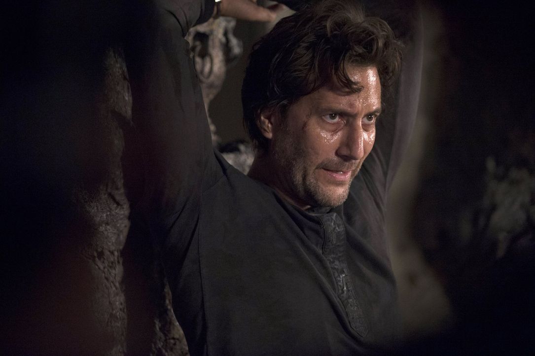 Während Kane (Henry Ian Cusick) froh ist, dass Abi noch lebt, muss Jasper einen herben Verlust hinnehmen ... - Bildquelle: 2014 Warner Brothers