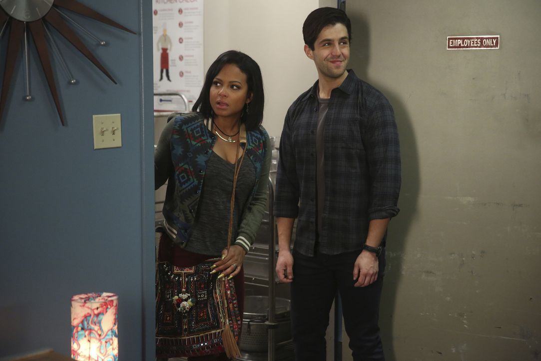 Als Sara (Christina Milian, l.) und Gerald (Josh Peck, r.) feststellen, dass sie für die Weiterentwicklung ihrer App ein größeres Büro brauchen, bie... - Bildquelle: Jordin Althaus 2016 ABC Studios. All rights reserved.
