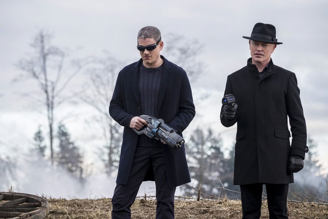 Stellen sich den Legends in den Weg: Snart alias Captain Cold (Wentworth Miller, l.) und Damien Darhk (Neal McDonough, r.) ... - Bildquelle: Warner Brothers