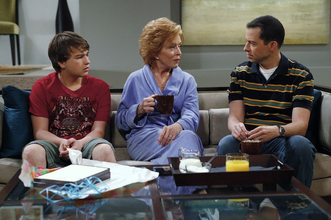 Als Charlie ihm die Tour versaut, rächt sich Jake (Angus T. Jones, l.) mit einer Gemeinheit: Er lädt Evelyn (Holland Taylor, M.) zu einem Geburtst... - Bildquelle: Warner Bros. Television