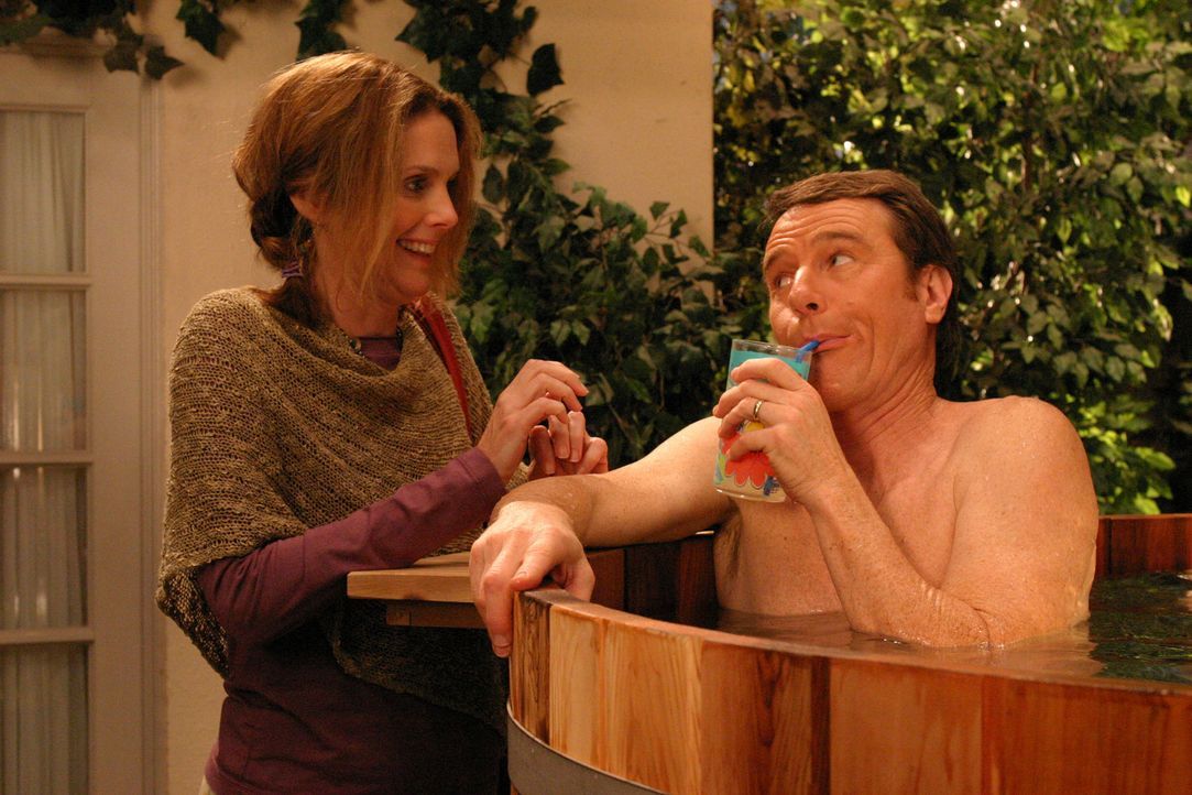 Hal (Bryan Cranston, r.) kommt auf die völlig verrückte Idee und kauft einen Whirlpool.  (Julie Hagerty, l.) findet es toll ... - Bildquelle: TM +   2000 Twentieth Century Fox Film Corporation. All Rights Reserved.