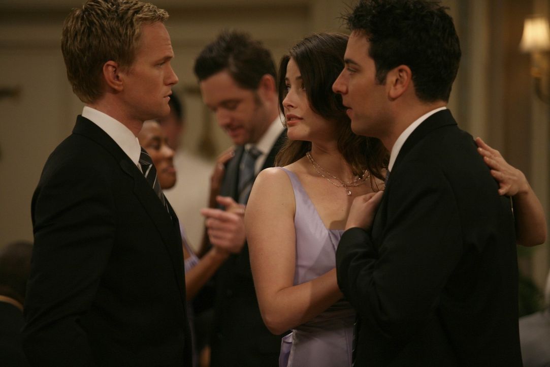 Barney (Neil Patrick Harris, l.) hat zufällig mitbekommen, dass Ted (Josh Radnor, r.) und Robin (Cobie Smulders, M.) den Freunden am nächsten Tag... - Bildquelle: 20th Century Fox International Television