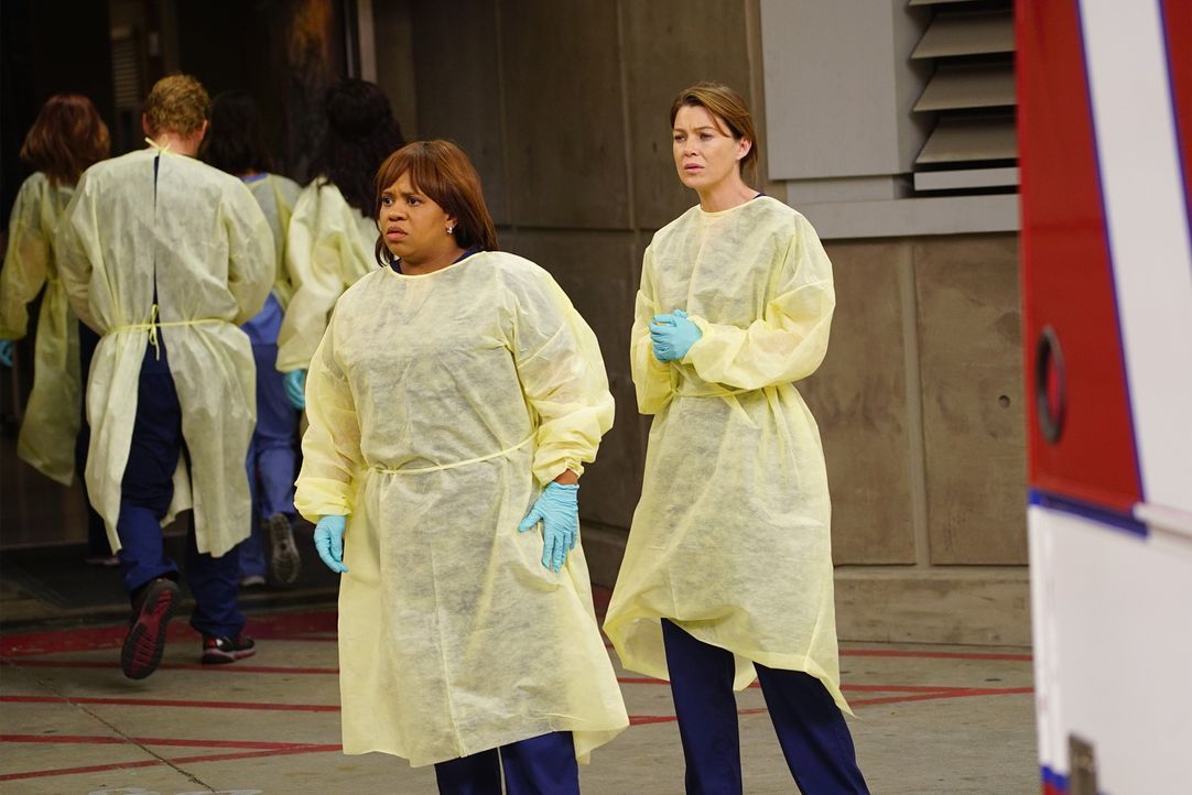 Können nicht fassen, was geschehen ist: Meredith (Ellen Pompeo, r.) und Miranda (Chandra Wilson, l.) ... - Bildquelle: ABC Studios