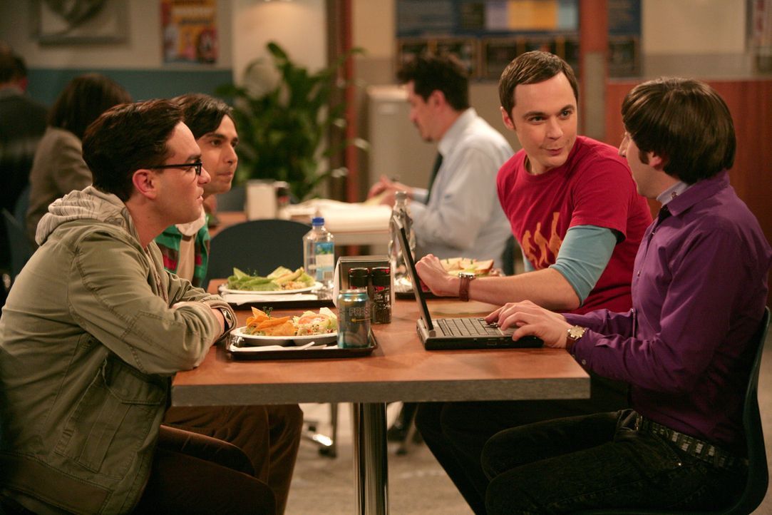 Nachdem Sheldons Zugang bei einem Online-Spiel gehackt wurde, machen sich die Freunde auf, um den Hacker zu finden: Sheldon (Jim Parsons, 2.v.r.), L... - Bildquelle: Warner Bros. Television