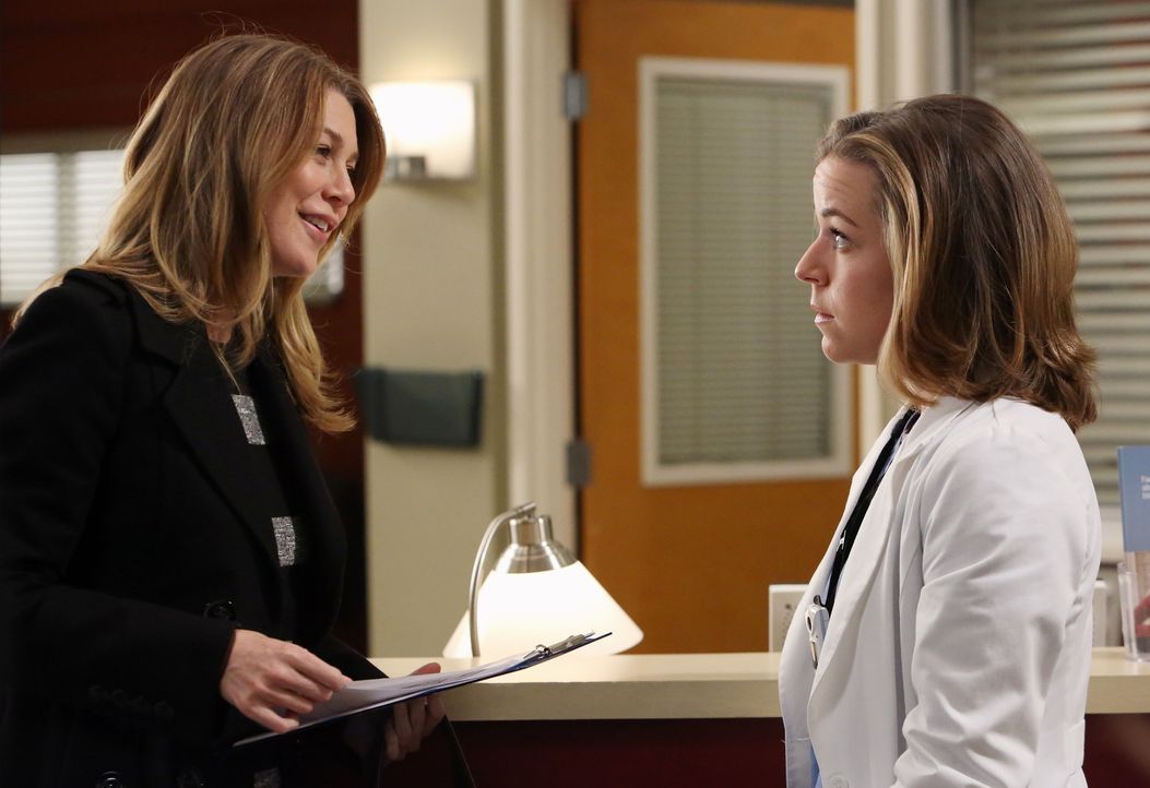 Meredith (Ellen Pompeo, l.) wird von Heather (Tina Majorino, r.) zu einer 19-jährigen Patientin geholt, die über ständige Übelkeit und einen auf... - Bildquelle: ABC Studios