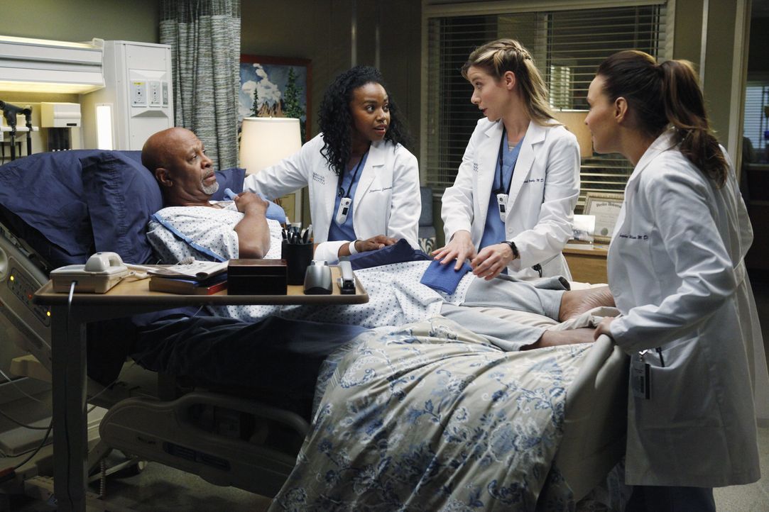 Dr. Webbers (James Pickens Jr., l.) Gesundheit wird sowohl von Stephanie (Jerrika Hinton, 2.v.l.), als auch von Leah (Tessa Ferrer, 2.v.r.) und Jo (... - Bildquelle: ABC Studios