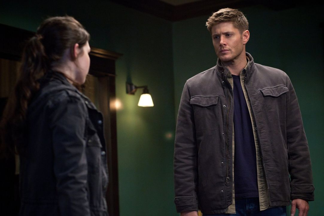 Sollte der seltsame Victor tatsächlich Krissy (Madison McLaughlin, l.) und ihre Freunde ausnutzen, wird Dean (Jensen Ackles, r.) mit allen Mitteln d... - Bildquelle: Warner Bros. Television