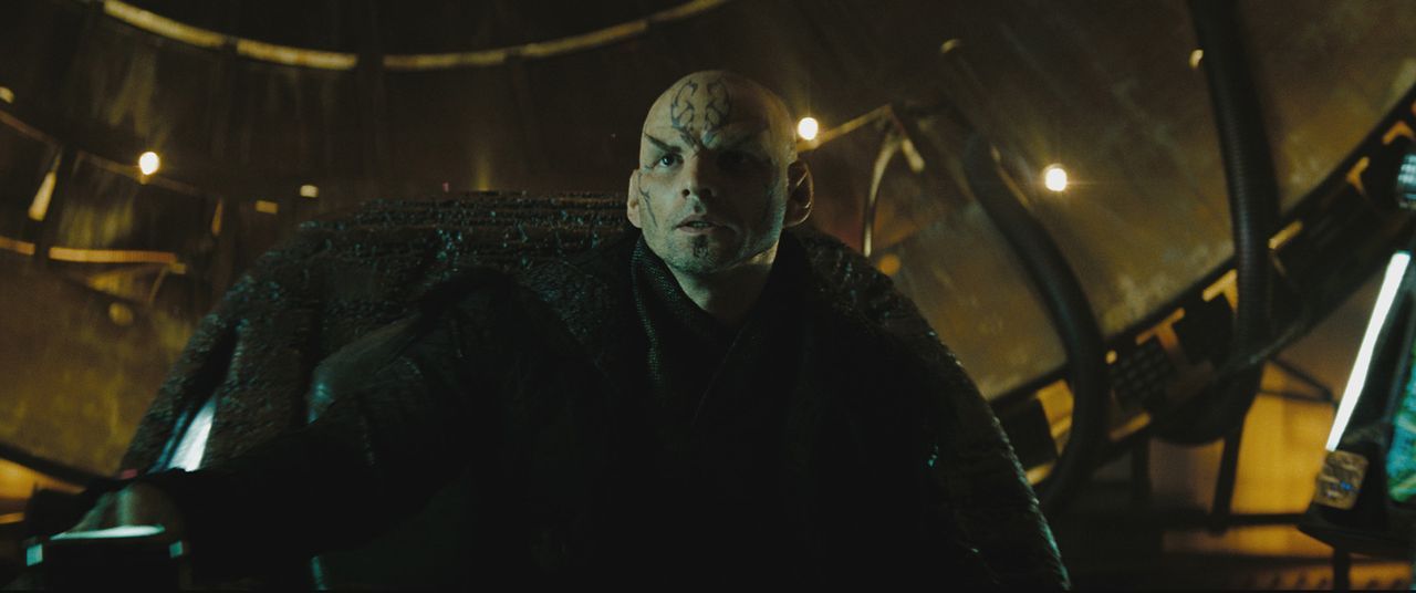 Will auf seinem Rachefeldzug die gesamte Menschheit vernichten: Romulane Nero (Eric Bana) ... - Bildquelle: Paramount Pictures