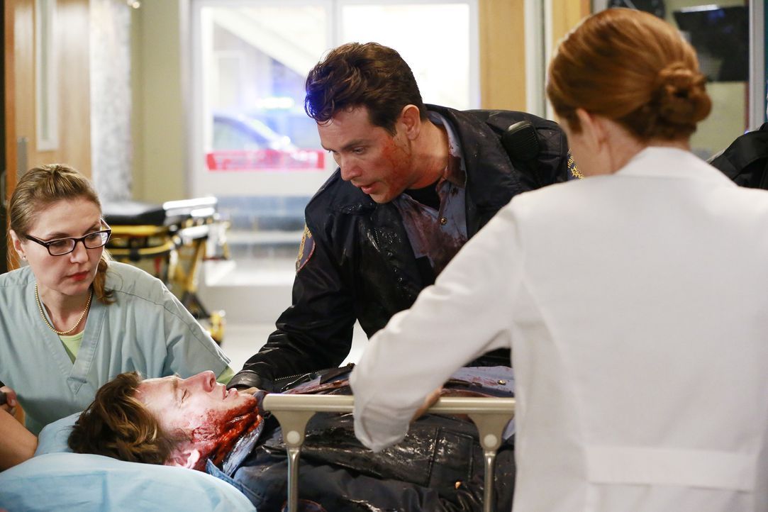 Brett (William Nicol, 2.v.l.) wurde bei einem Banküberfall schwer verletzt. Während sein Kollege Dan (Kevin Alejandro, 2.v.r.) sehr besorgt ist, küm... - Bildquelle: ABC Studios
