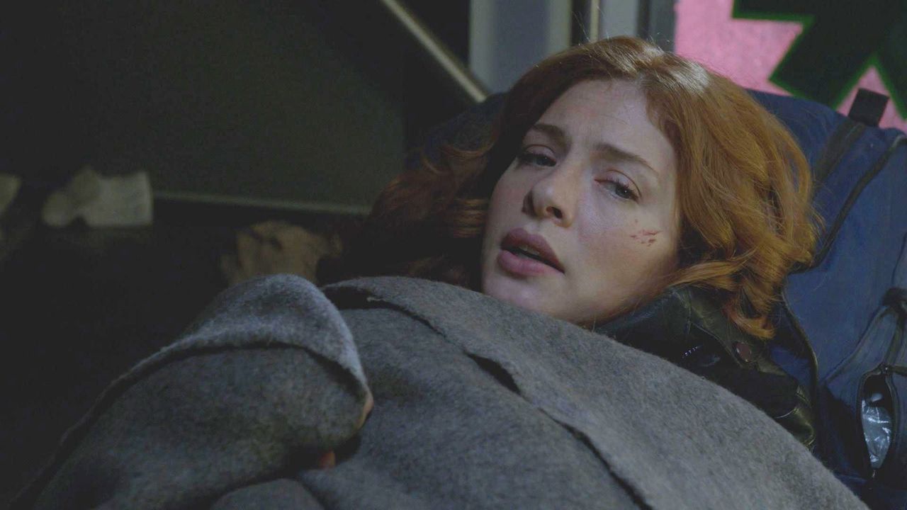 Kann ein gewagtes Manöver Julias (Rachelle LeFevre) Leben retten? - Bildquelle: 2014 CBS Broadcasting Inc. All Rights Reserved.