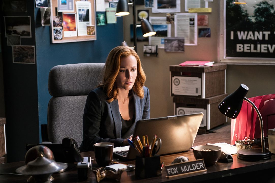 Ein Virus bedroht die Menschheit und Scully (Gillian Anderson) weiß nicht, wo sich Mulder aufhält. Kann ein Hinweis auf seinem Laptop ihr helfen, ih... - Bildquelle: 2016 Fox and its related entities.  All rights reserved.