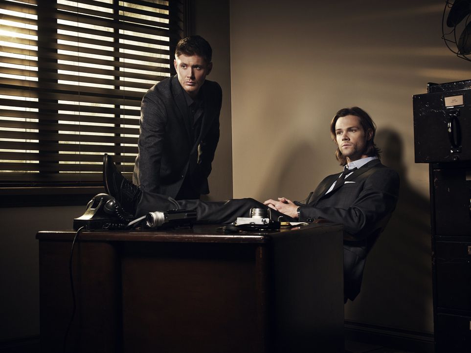 (10. Staffel) - Sam (Jared Padalecki, r.) will seinen Bruder Dean (Jensen Ackles, l.) auf keinen Fall aufgeben und lässt sich weder vom Teufel noch... - Bildquelle: 2013 Warner Brothers