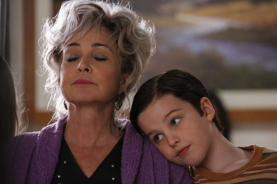 Bringt Meemaw (Annie Potts, l.) den kleinen Sheldon (Iain Armitage, r.) wirklich dazu, seine Mutter anzulügen? - Bildquelle: Warner Bros.