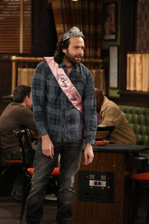 In der Bar findet eine Jungesellinnen Abschiedsparty statt. Dabei lernt Danny (Chris D'Elia) eine interessante Frau kennen ... - Bildquelle: Warner Brothers