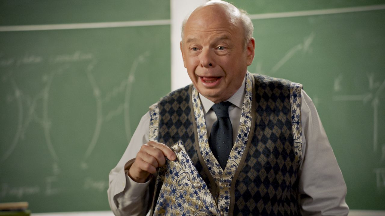 Dr. John Sturgis (Wallace Shawn) - Bildquelle: 2020 Warner Bros. Entertainment Inc. All Rights Reserved.