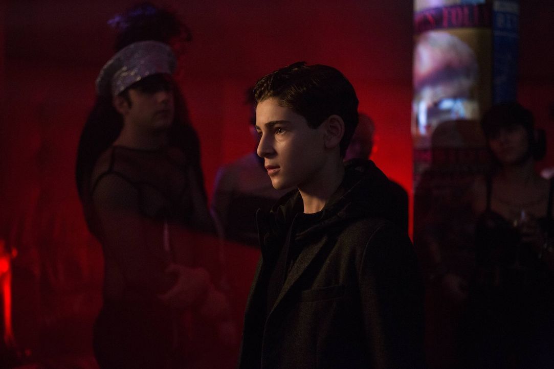 Möchte sich am Mörder seiner Eltern rächen: Bruce Wayne (David Mazouz) ... - Bildquelle: Warner Brothers