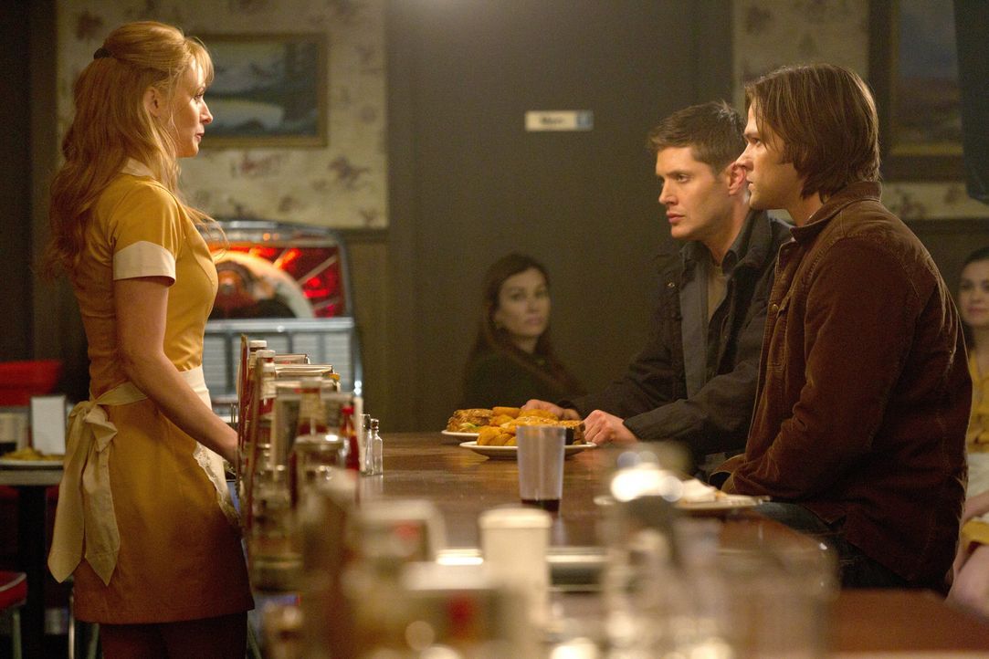 Wie kann Eve (Samantha Smith, l.) es Dean (Jensen Ackles, 2.v.r.) und Sam (Jared Padalecki, r.) deutlicher zeigen, was Mutterliebe ist, als einfach... - Bildquelle: Warner Bros. Television