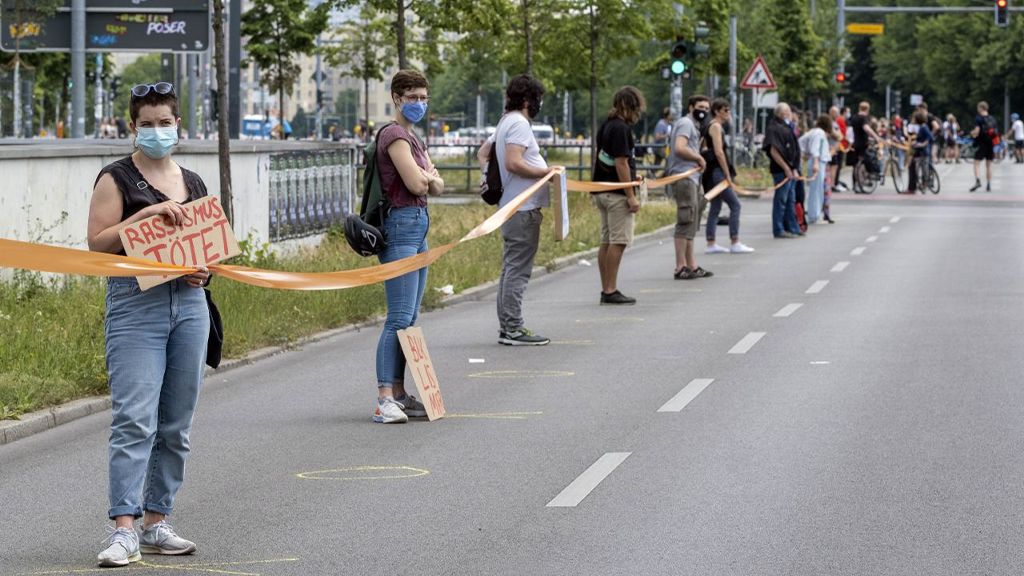 Menschenkette vom Brandenburger Tor bis Neukölln gegen Rassismus in Berlin. - Bildquelle: picture alliance/Geisler-Fotopress