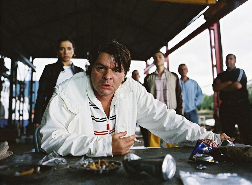 Ein Kokaindealer soll einen Deal über eine Million Ecstasypillen mit Duke (Jamie Foreman) abwickeln, der genau der Kategorie unberechenbarer Gangste... - Bildquelle: 2004 Columbia Pictures Industries, Inc. All Rights Reserved.