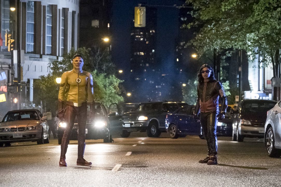 Iris hat mit dem Verlust ihrer großen Liebe zu kämpfen, während Wally alias Kid Flash (Keiynan Lonsdale, l.) und Cisco alias Vibe (Carlos Valdes, r.... - Bildquelle: 2017 Warner Bros.