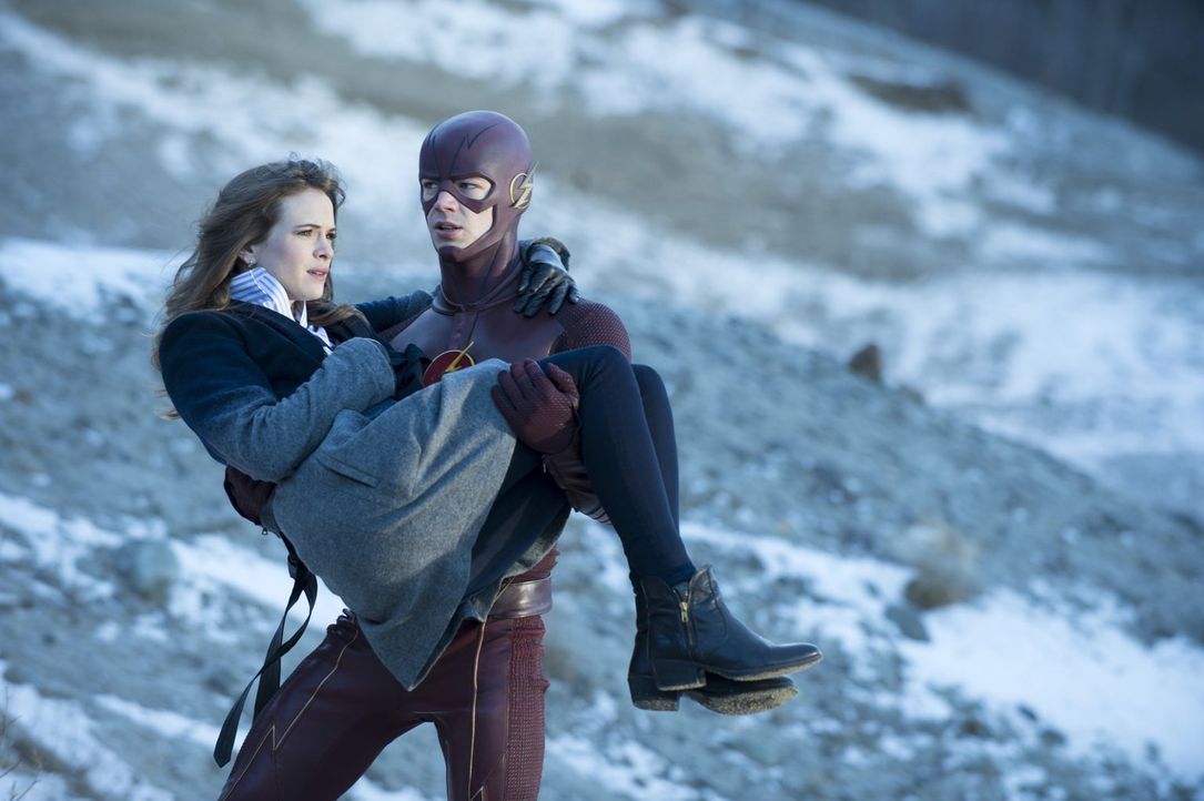 Können Barry alias The Flash (Grant Gustin, r.) und Caitlin (Danielle Panabaker, l.) noch rechtzeitig fliehen, bevor Ronnies Körper wie eine Nuklear... - Bildquelle: Warner Brothers.