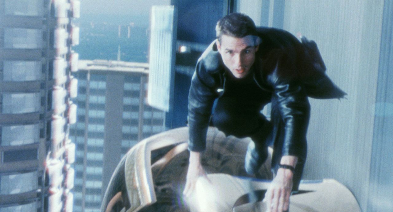 Auf der Flucht vor seinen ehemaligen Kollegen: John Anderton (Tom Cruise) ... - Bildquelle: 2002 Dreamworks LLC & 20th Century Fox Film Corp. All Rights Reserved