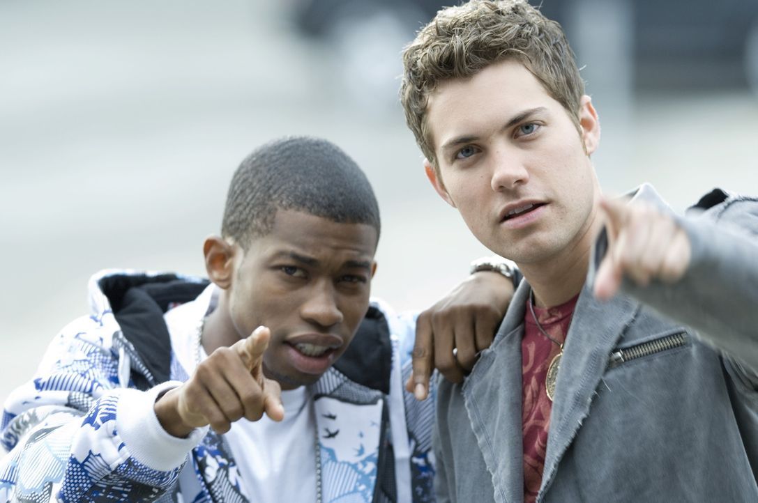 Wo steckt Aschenputtel? Dustin (Marcus T. Paulk, l.) und Joey (Drew Seeley, r.) suchen verzweifelt die Besitzerin des MP3-Players ... - Bildquelle: Warner Brothers