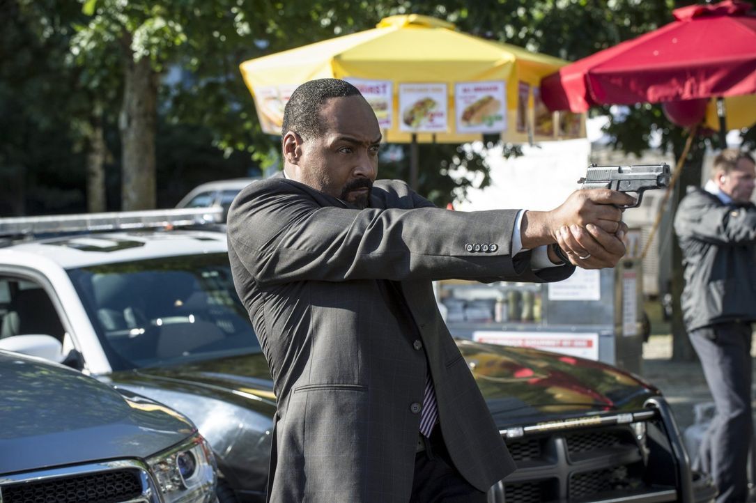 Noch ahnt Joe (Jesse L. Martin) nicht, dass der Atom-Smasher nur der Vorbote für einen weitaus schlimmeren Feind ist ... - Bildquelle: 2015 Warner Brothers.