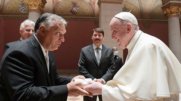 Papst trifft Orban in Budapest