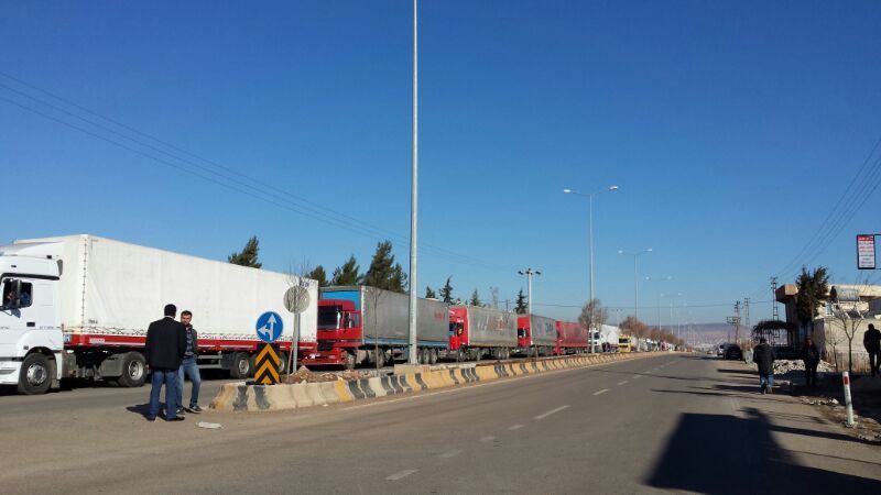 LKWs warten um die syrische Grenze zu passieren