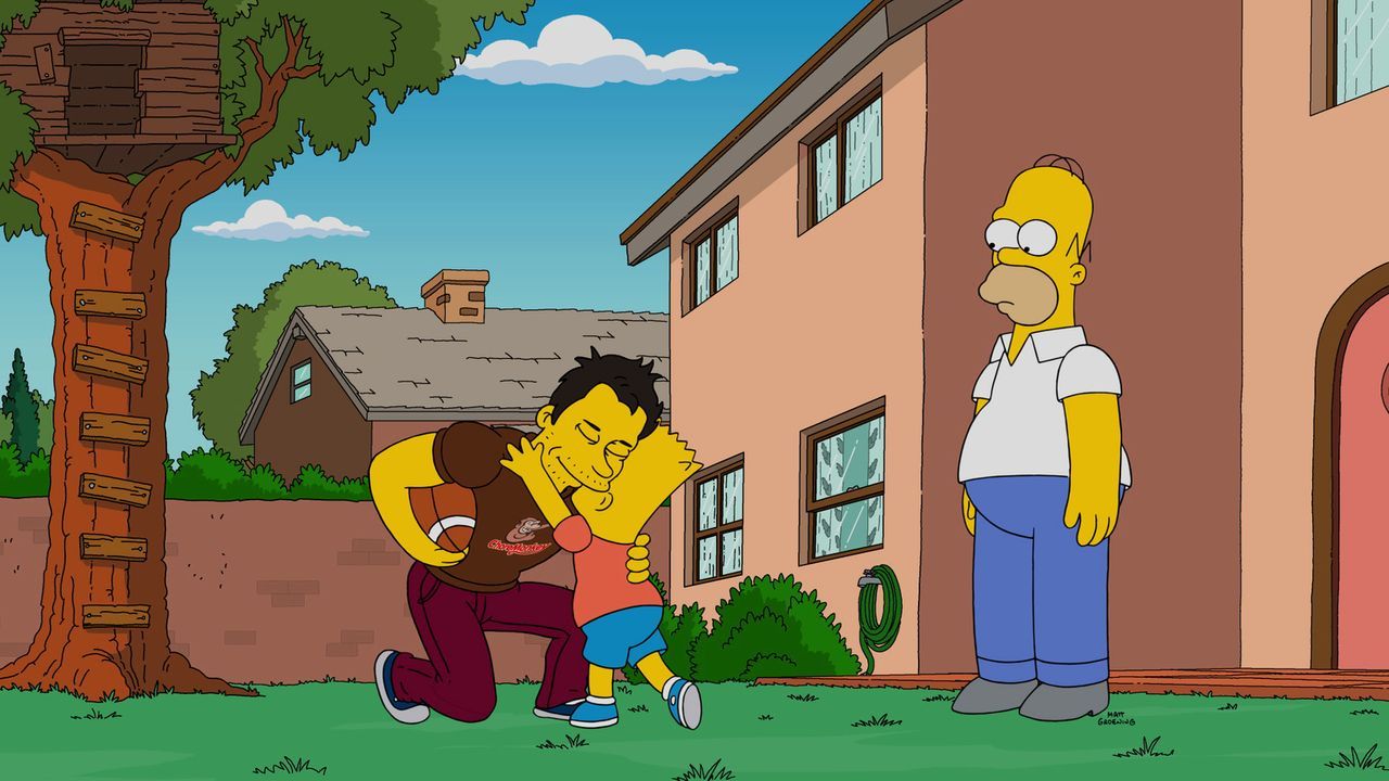 Noch denkt Homer (r.), dass es ihm jede Menge Arbeit abnimmt, wenn ein ChoreMonkey Mitarbeiter (l.) mit seinem Sohn Bart (M.) spielt, doch dann stel... - Bildquelle: 2016-2017 Fox and its related entities. All rights reserved.