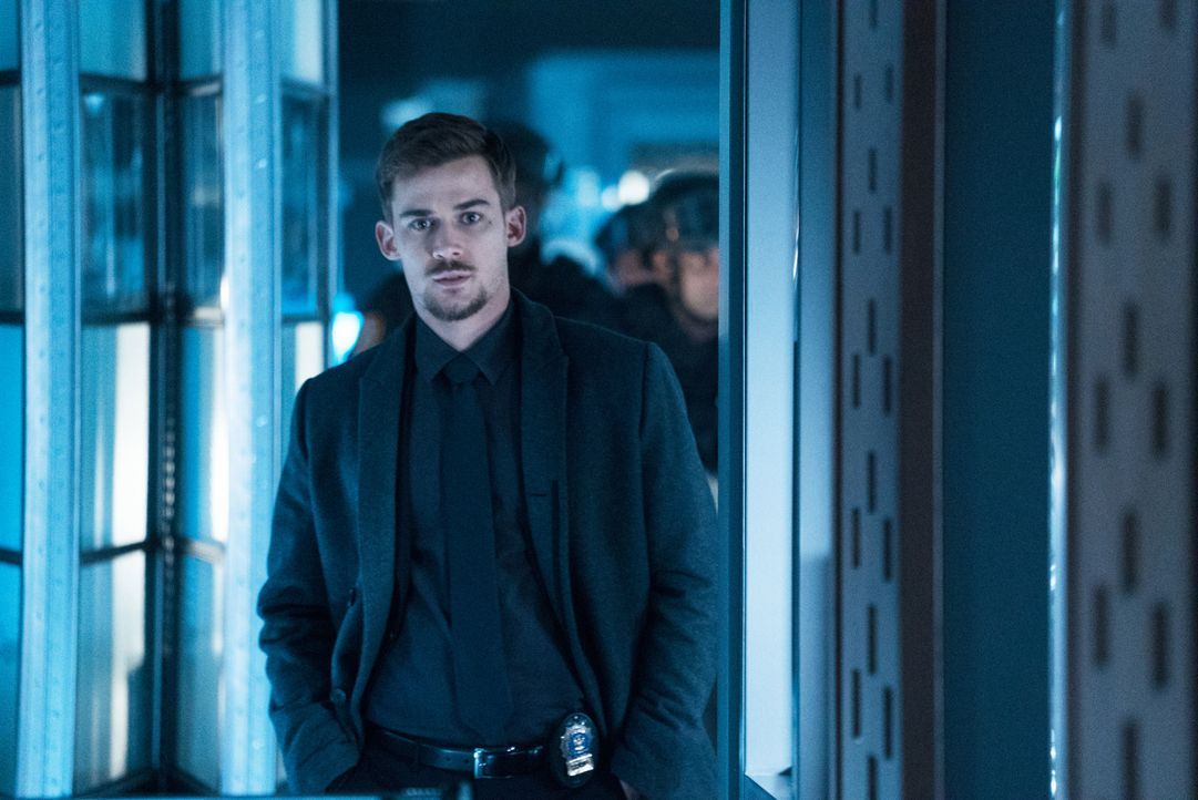 Jamies Ex-Freund Logan (Josh Salatin) ist neuerdings Detective bei der NAPD. Als er Hinweise auf einen Einbruch bekommt, macht er sich mit seinem Te... - Bildquelle: Shane Harvey 2017 CBS Broadcasting, Inc. All Rights Reserved