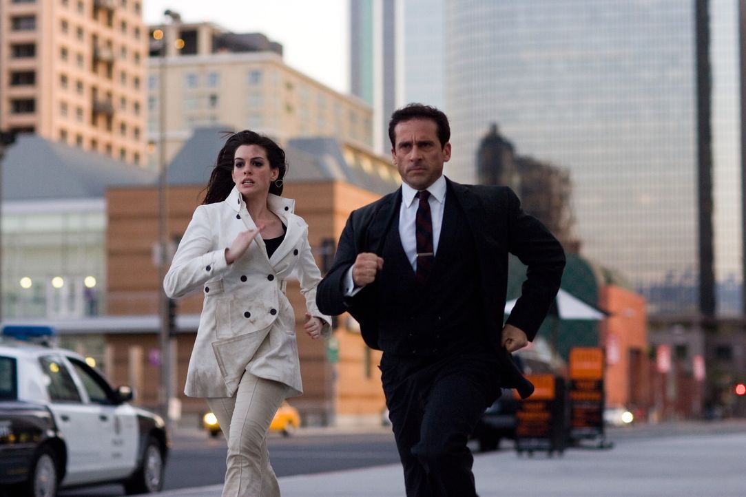 Wir lieben es, die Welt zu retten: Agentin 99 (Anne Hathaway, l.) und Maxwell Smart (Steve Carell, r.) ... - Bildquelle: Warner Brothers